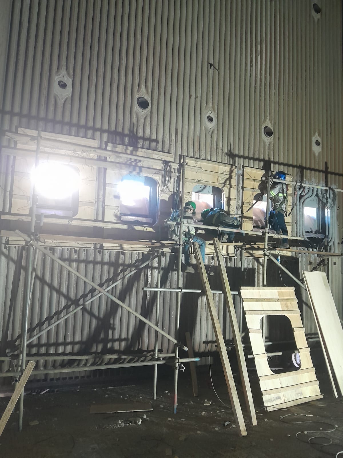 Manutenção e reparo refratário em estrutura industrial